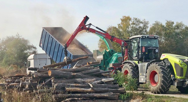 Kipplaster und Traktor bei Waldarbeiten von Gredler & Söhne